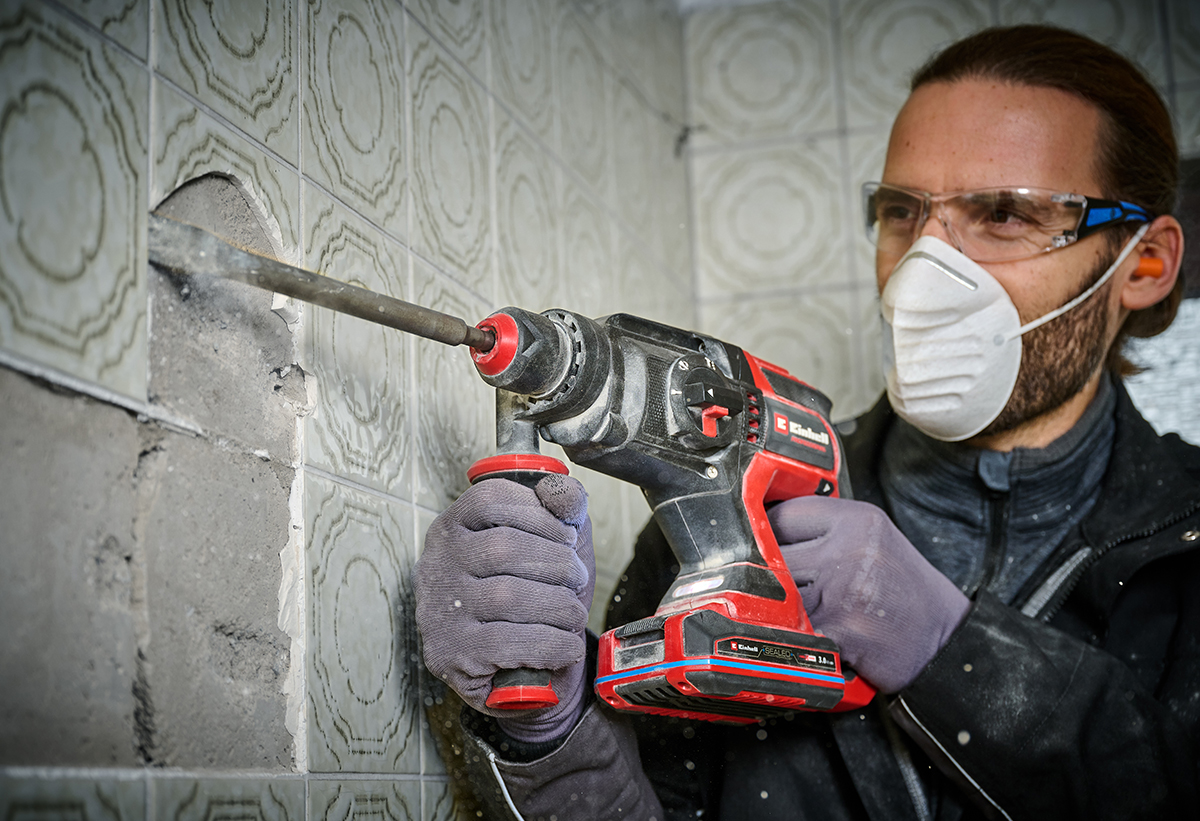 Απεικονίζεται άνδρας να χρησιμοποιεί το πιστολέτο σε τοίχο.